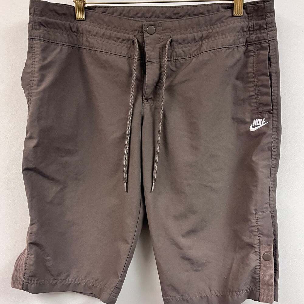 women's 2000's Nike Bermuda Capris side snap performance shorts taupe brown med
